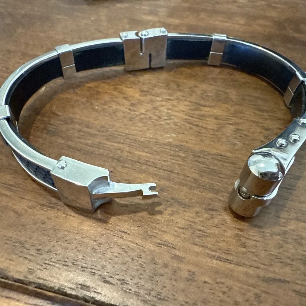 MENS Bracelet Silver Tone Black Accent‎  Sturdy excellent condition